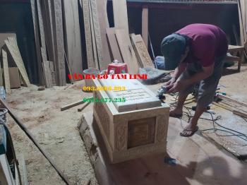 Quách gỗ vàng tâm khắc tên