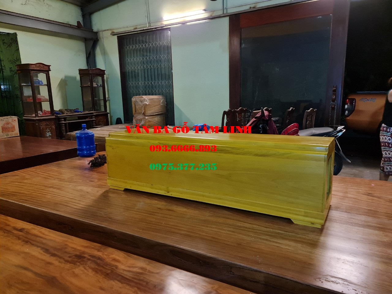 quan tài gỗ vàng tâm