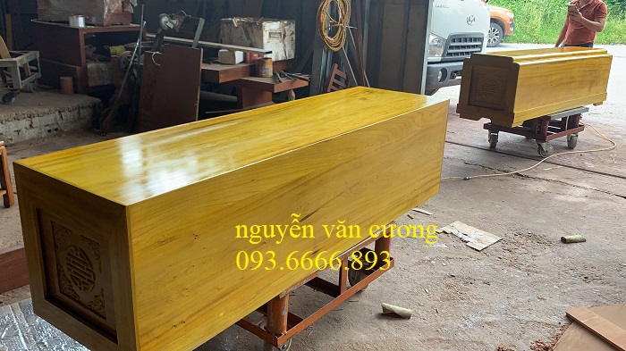 quan tài gỗ vàng tâm