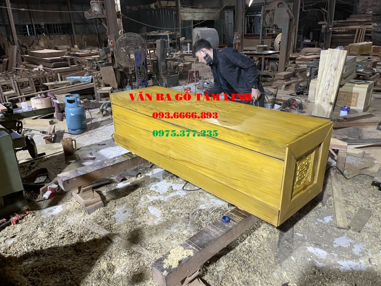quan tài gỗ vàng tâm