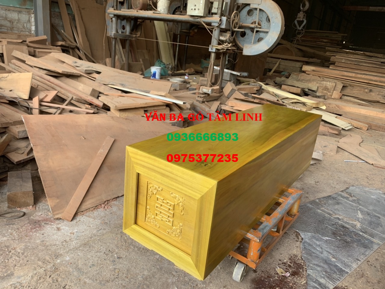 quan tài gỗ vàng tâm