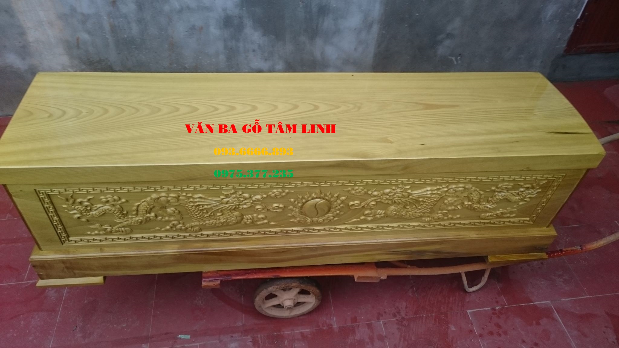 quan tài gỗ vàng tâm